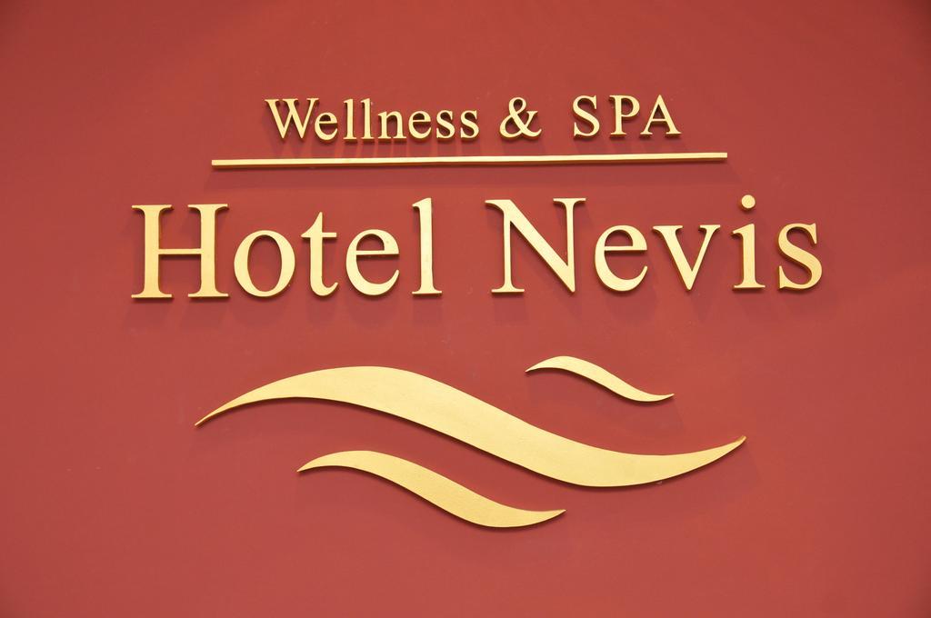 Hotel Nevis Wellness & Spa Oradea Extérieur photo